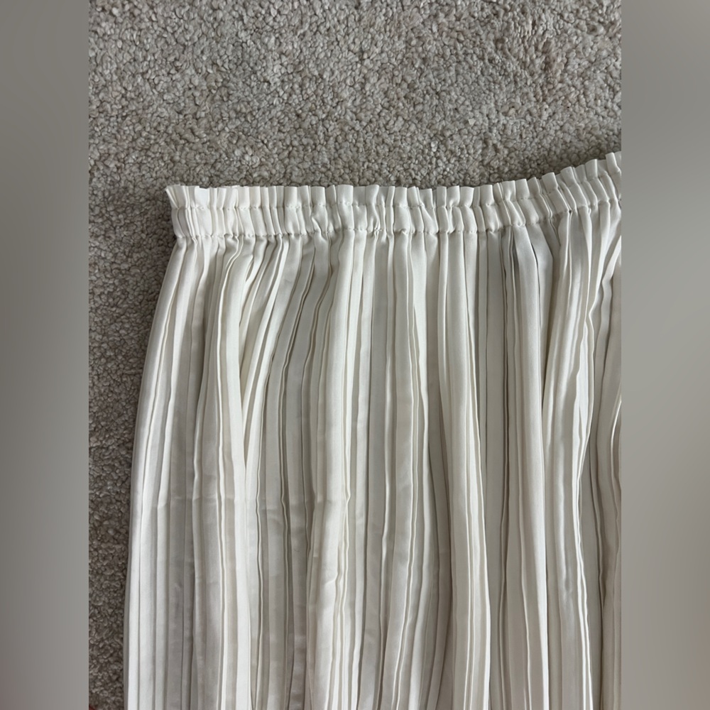 Banana Republic Cream Pleated Skirt - Picture 2 of 3